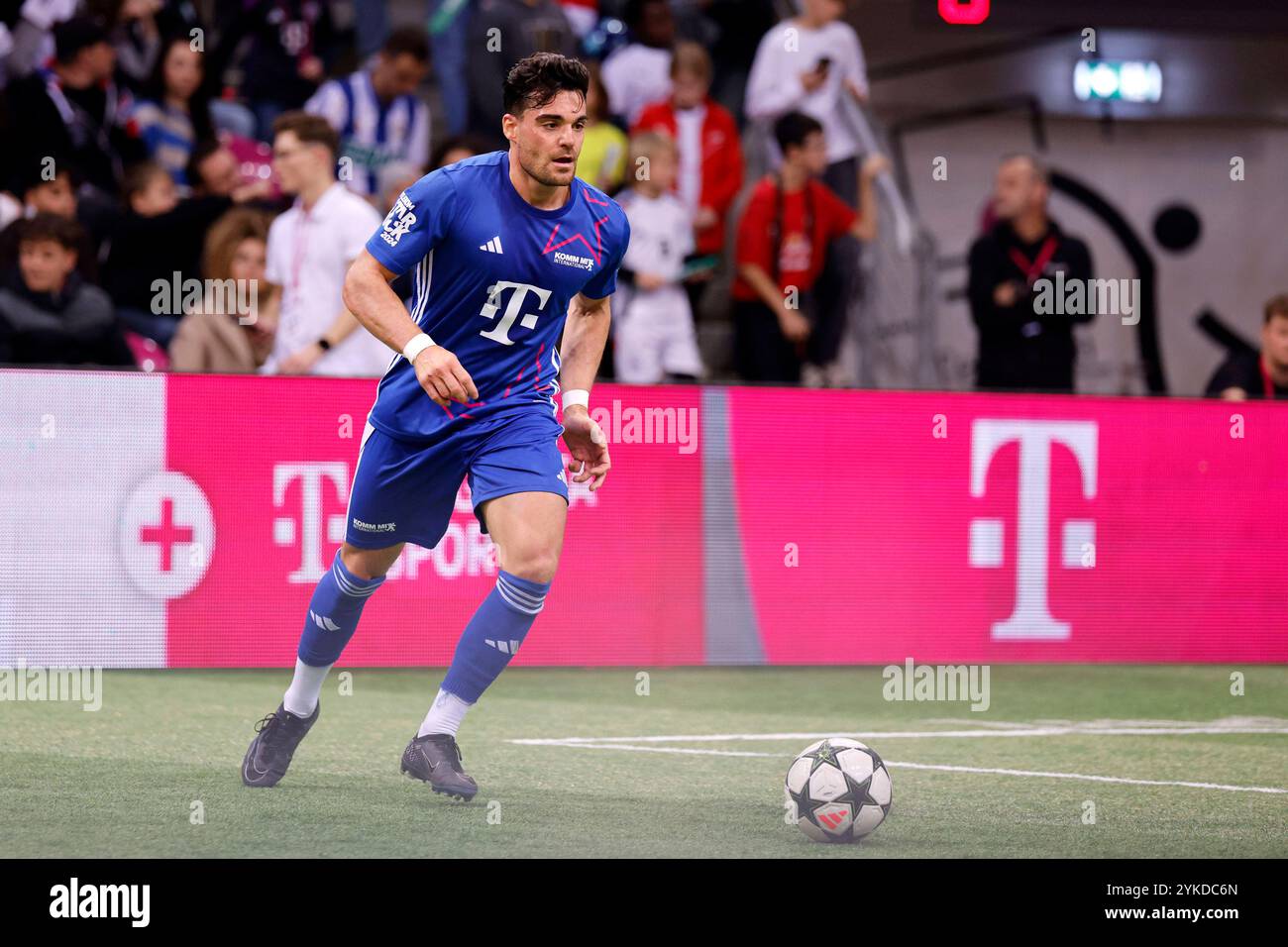 Food-Influencer Stefano Zarrella Team Komm MIT beim Telekom Starkick 2024 im Telekom Dome. Zahlreiche Fußball-Legenden, Promis, Influencer und Stars kickten für einen guten Zweck auf dem Kleinfeld. Bonn, 17.11.2024 NRW Deutschland *** Food influencer Stefano Zarrella Team Komm MIT a Telekom Starkick 2024 nel Telekom Dome numerose leggende del calcio, celebrità, influencer e stelle hanno preso il via per una buona causa sul piccolo campo Bonn, 17 11 2024 NRW Germania Copyright: XChristophxHardtx Foto Stock