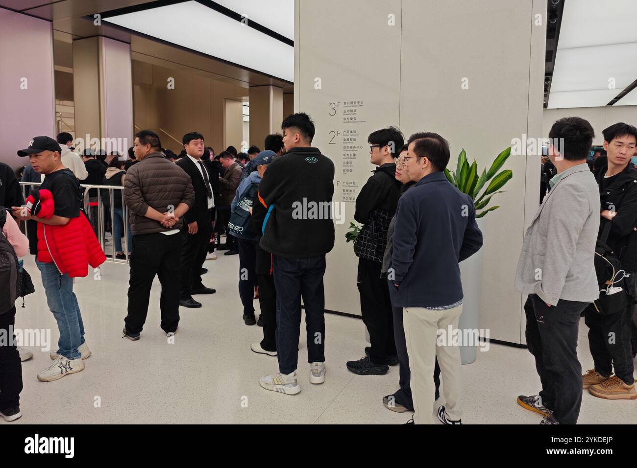 SHANGHAI, CINA - 18 NOVEMBRE 2024 - i clienti possono ordinare i telefoni cellulari della serie Mate70 presso il flagship store globale di Huawei sul piedistallo di Nanjing Road Foto Stock