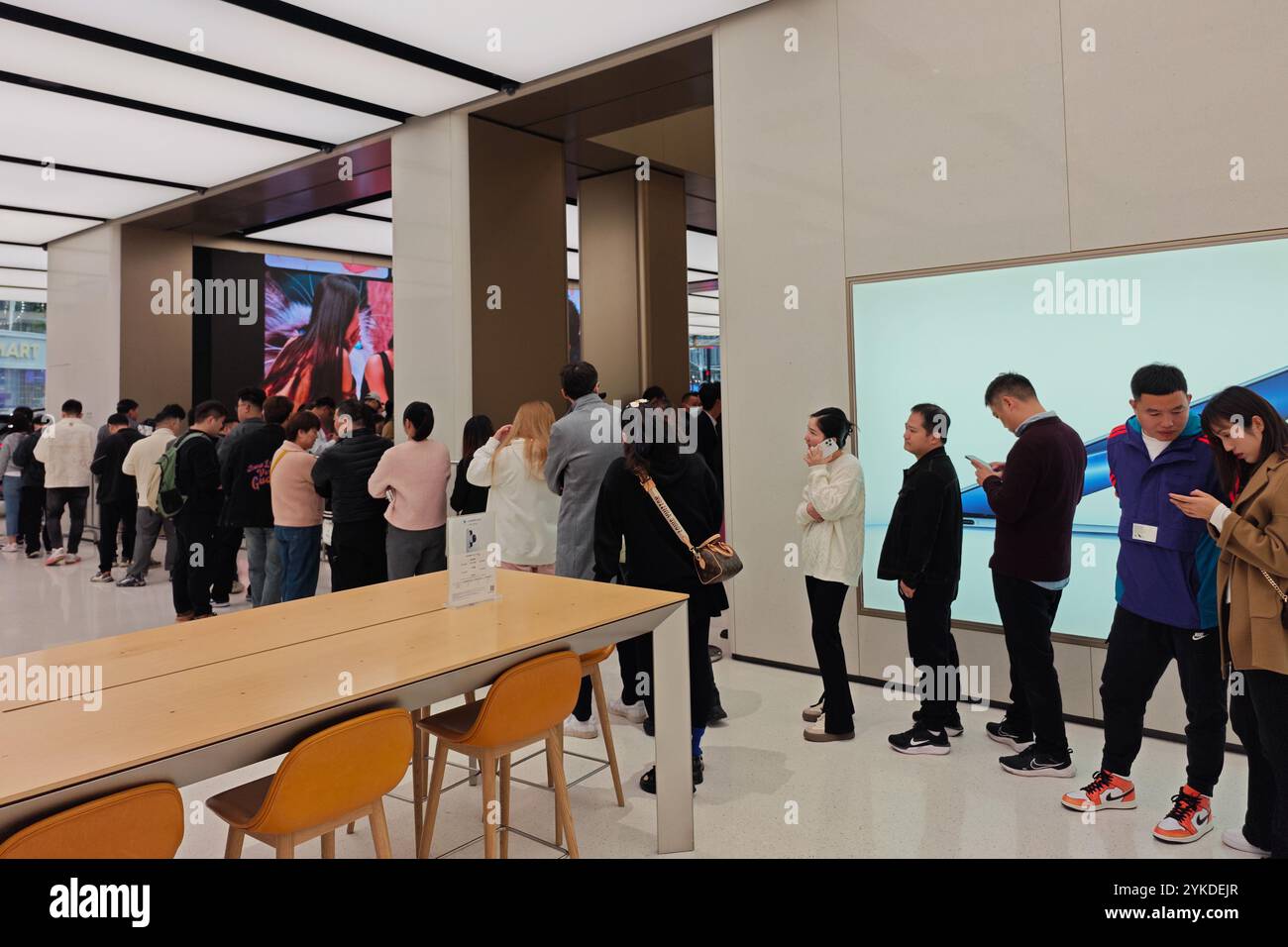 SHANGHAI, CINA - 18 NOVEMBRE 2024 - i clienti possono ordinare i telefoni cellulari della serie Mate70 presso il flagship store globale di Huawei sul piedistallo di Nanjing Road Foto Stock