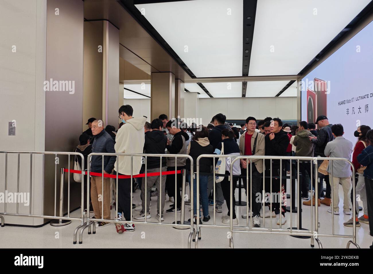 SHANGHAI, CINA - 18 NOVEMBRE 2024 - i clienti possono ordinare i telefoni cellulari della serie Mate70 presso il flagship store globale di Huawei sul piedistallo di Nanjing Road Foto Stock