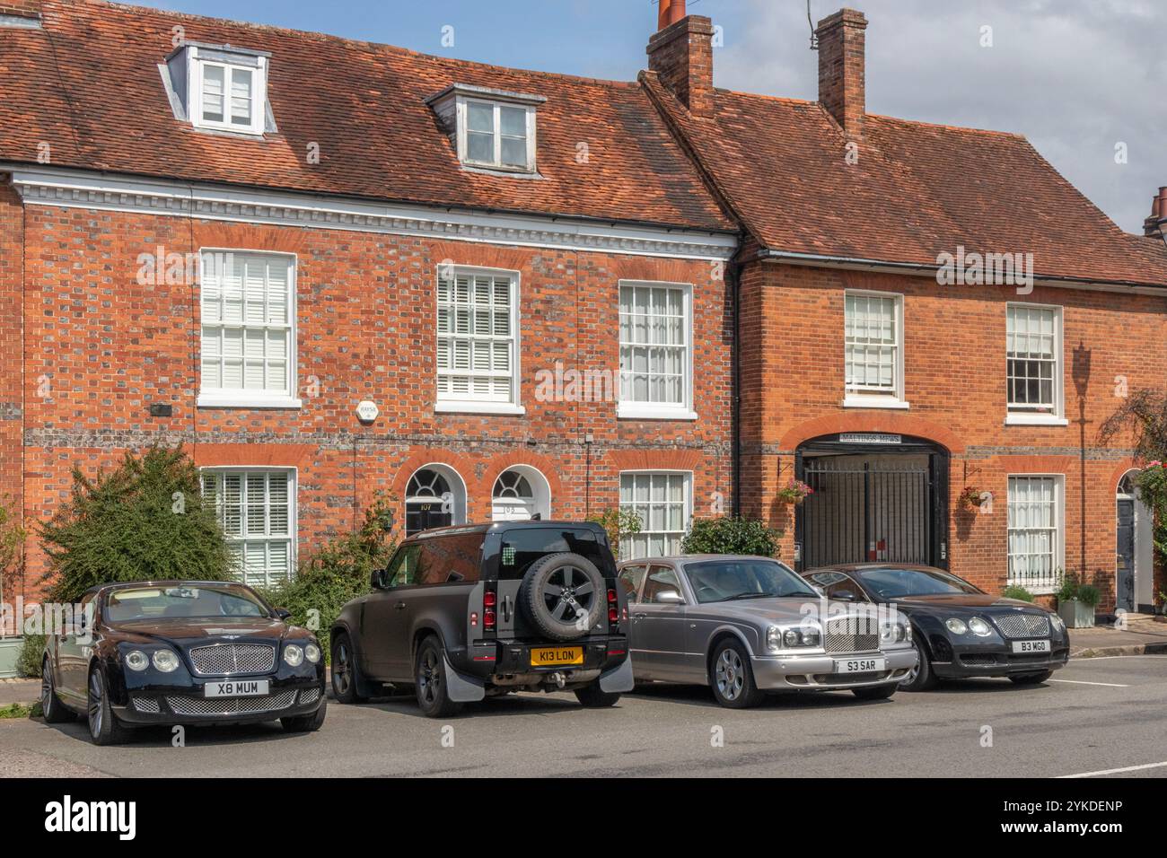 Auto costose parcheggiate fuori dalle case nella High Street, Old Amersham, Buckinghamshire, Inghilterra, Regno Unito Foto Stock