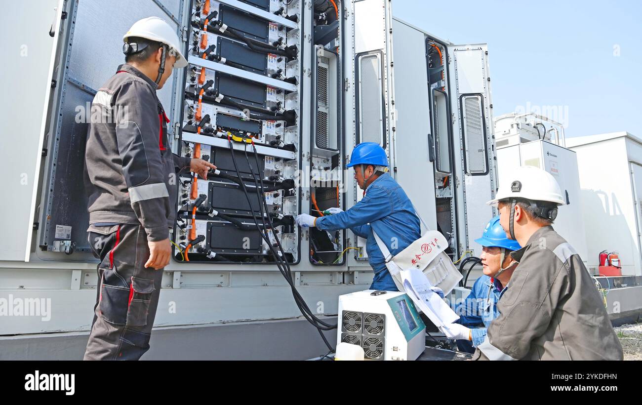 CHUZHOU, CINA - 17 NOVEMBRE 2024 - il personale effettua i test di adattabilità della rete energetica e l'ispezione delle apparecchiature di stoccaggio dell'energia nella città di Chuzhou, Anh Foto Stock