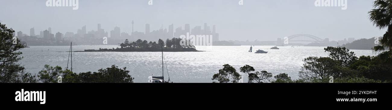 Sydney, Australia, panorama del Sydney Harbour Bridge e dell'Opera House sotto una nebbia leggera, lo skyline del CBD con la luce del sole sull'acqua Foto Stock