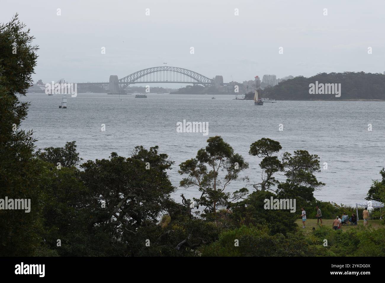 Sydney Harbour Bridge e la Sydney Opera House sotto una leggera nebbia del porto in un pomeriggio di primavera ventoso, vista del porto dai sobborghi orientali Foto Stock