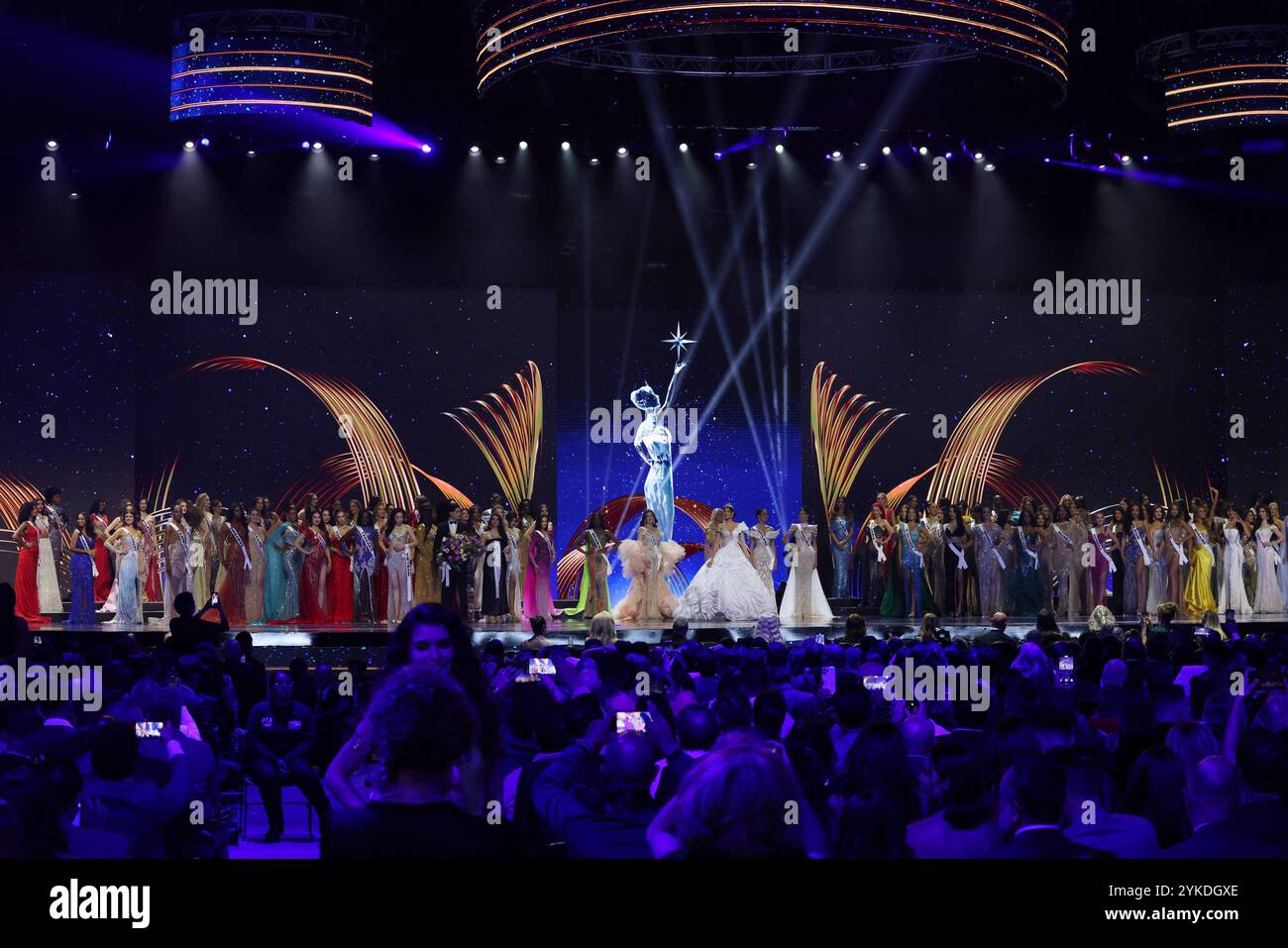 Città del Messico, Messico. 16 novembre 2024. Miss Universe partecipa alla 73a edizione del concorso Miss Universe Pageant Competition presso la Mexico City Arena di città del Messico, Messico, il 16 novembre 2024. (Foto di Yamak Perea/ Eyepix Group) (foto di Eyepix/NurPhoto) crediti: NurPhoto SRL/Alamy Live News Foto Stock