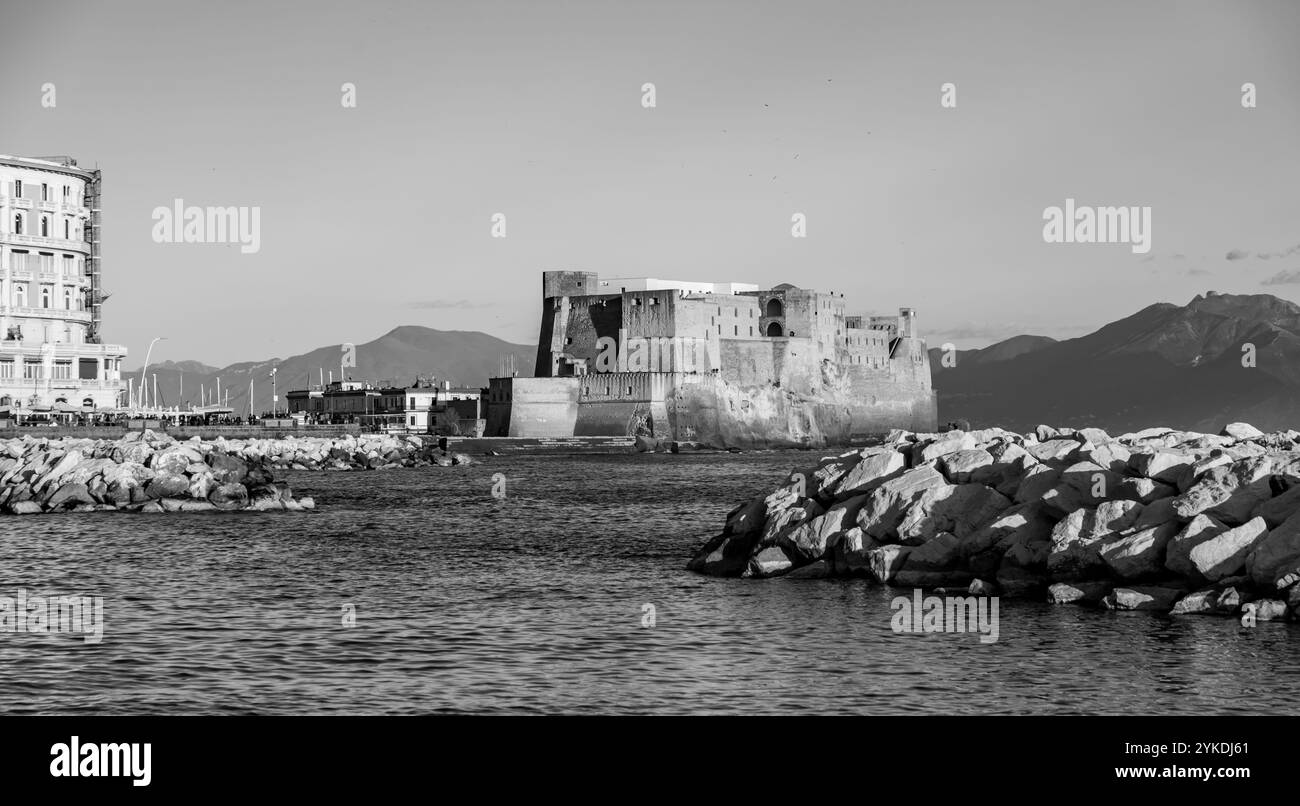 Castel dell'Ovo, dal punto di vista lietrale, il Castello delle uova è un castello sul mare di Napoli, situato sull'ex isola di Megaride, ora penisola, sul Golfo di N Foto Stock