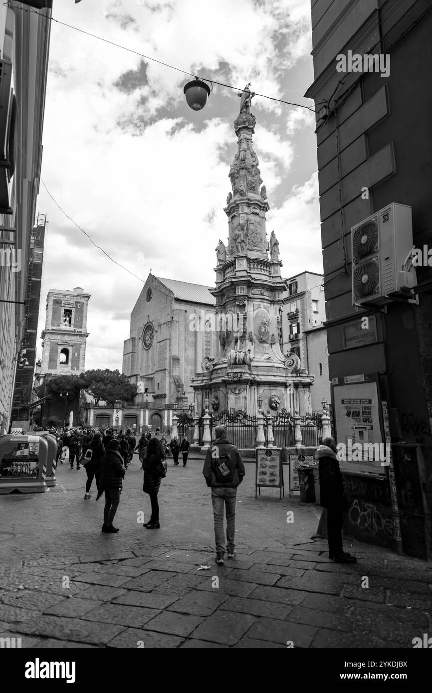 Napoli, Italia - 10 aprile 2022: L'obelisco dell'Immacolata Concezione o Guglia dell'Immacolata è un obelisco barocco di Napoli situato in Piazza de Foto Stock