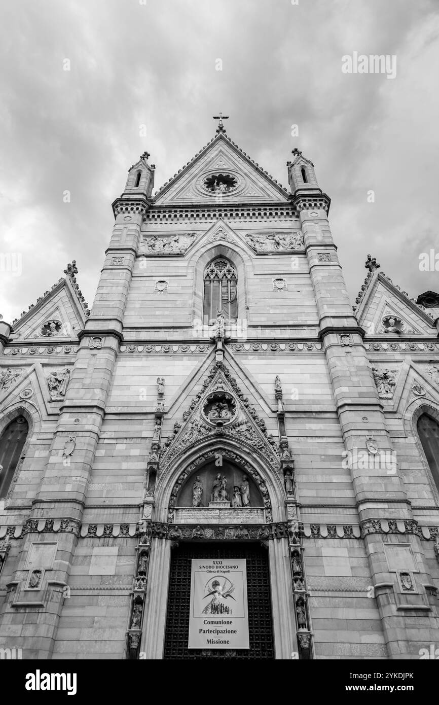 Napoli, Italia - 10 aprile 2022: Il Duomo di Napoli o il Duomo dell'assunzione di Maria è una cattedrale cattolica romana, la chiesa principale di Napoli, Foto Stock