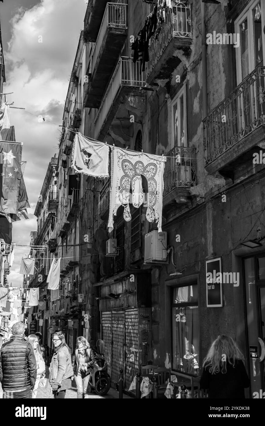 Napoli, Italia - 10 aprile 2022: Via dei tribunali è una strada trafficata e turistica nel centro storico di Napoli, Campania, Italia. Foto Stock