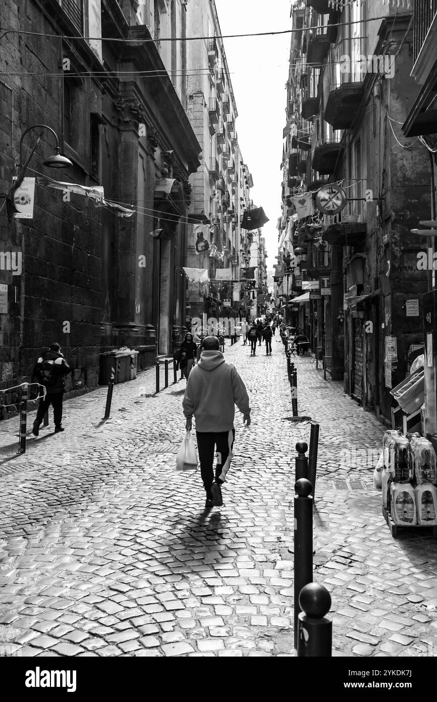 Napoli, Italia - 10 aprile 2022: Via dei tribunali è una strada trafficata e turistica nel centro storico di Napoli, Campania, Italia. Foto Stock