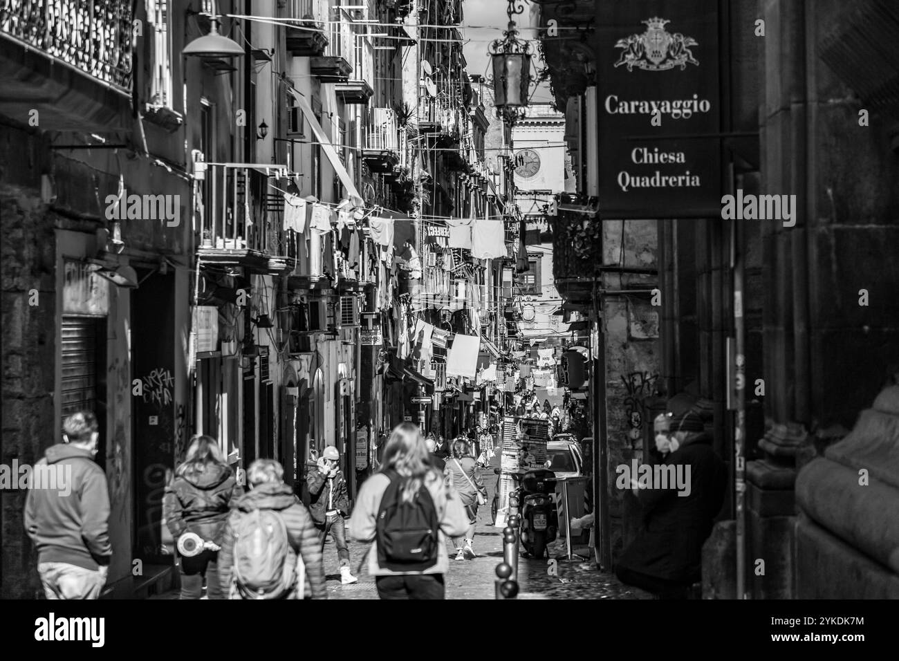 Napoli, Italia - 10 aprile 2022: Via dei tribunali è una strada trafficata e turistica nel centro storico di Napoli, Campania, Italia. Foto Stock