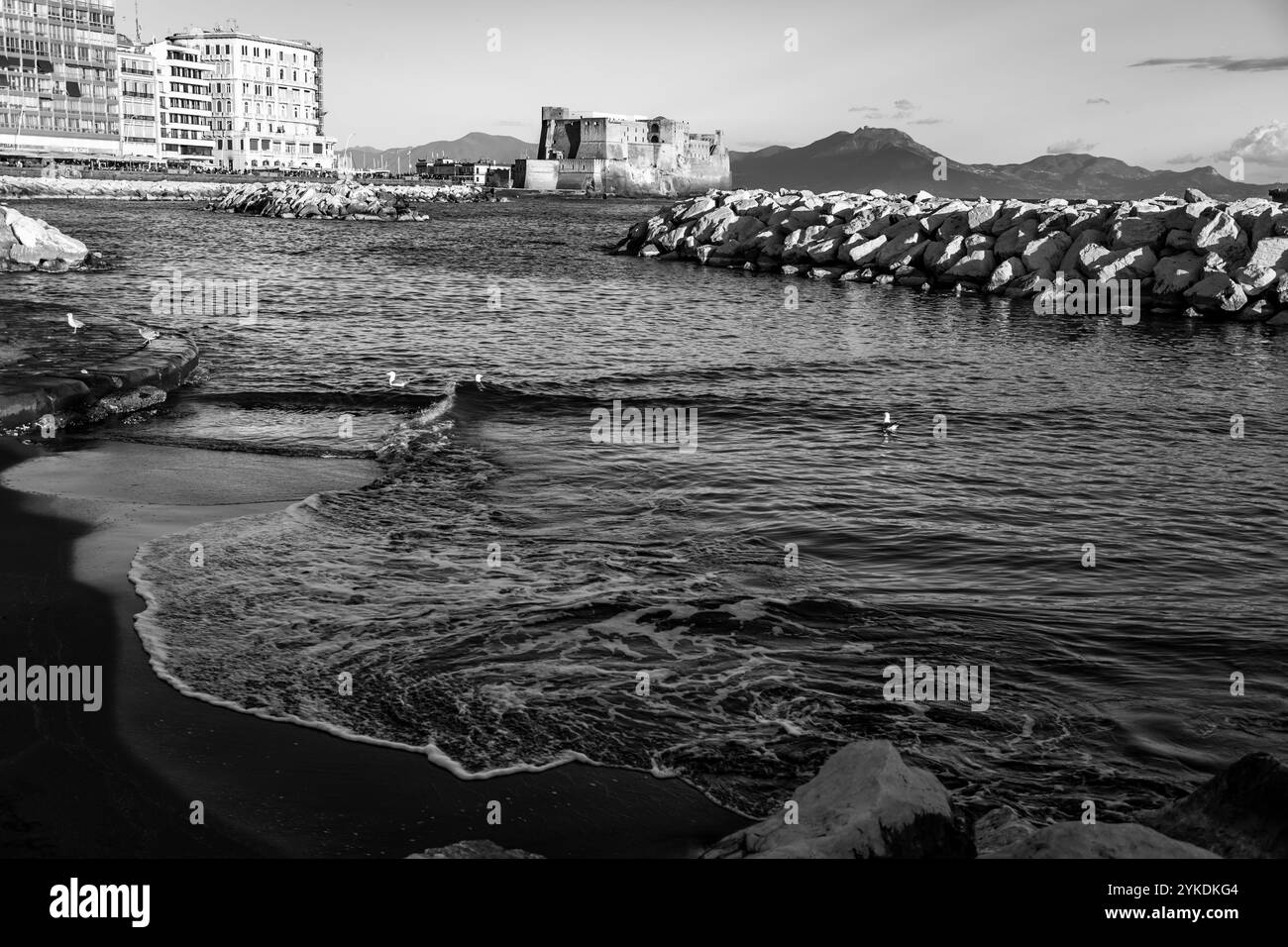 Napoli, Italia - 10 aprile 2022: Castel dell'Ovo, dal punto di vista lietrale, il Castello delle uova è un castello sul mare di Napoli, situato sull'ex isola di Megaride, n Foto Stock