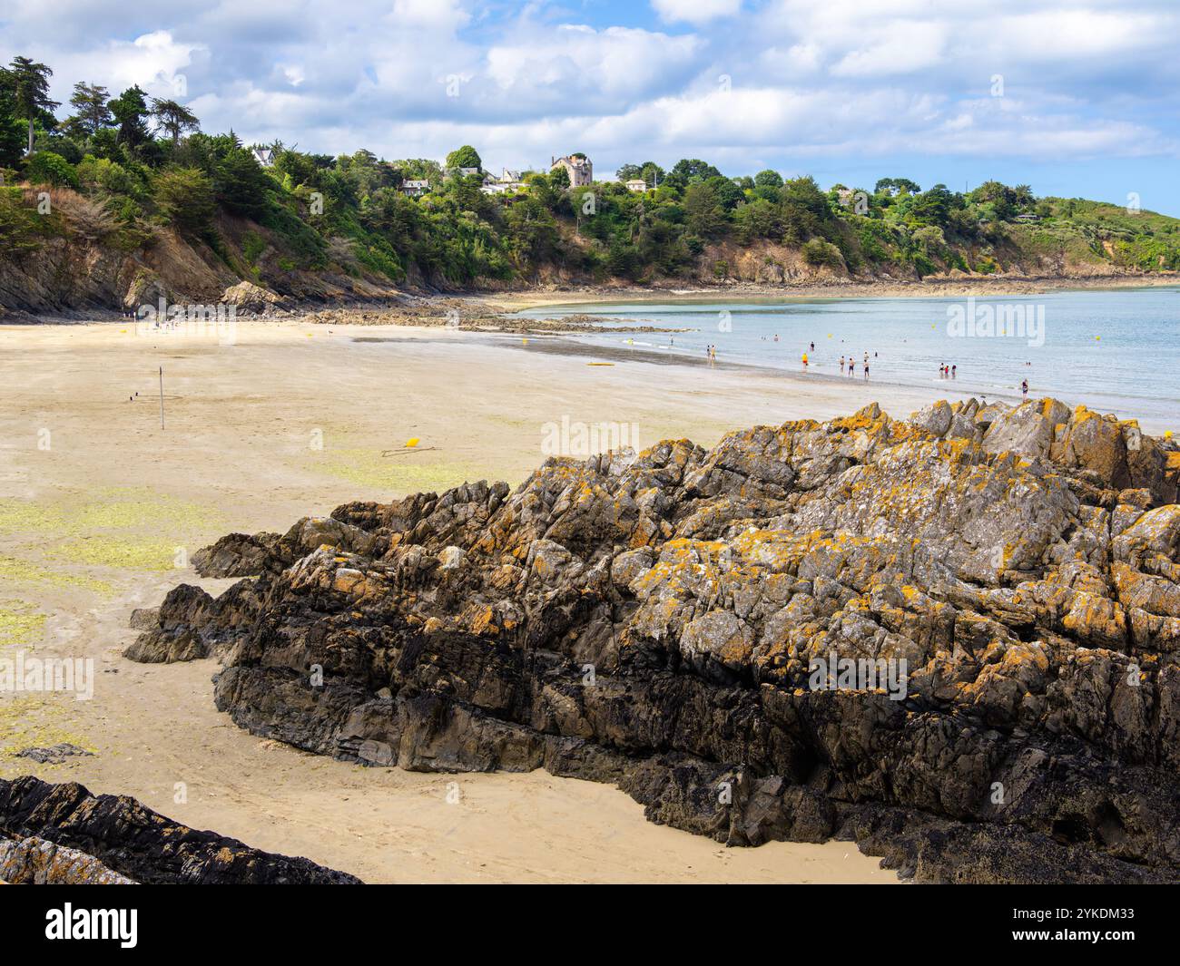 Una scenografica spiaggia atlantica di Binic, Bretagna, con massiccio primo piano roccioso Foto Stock