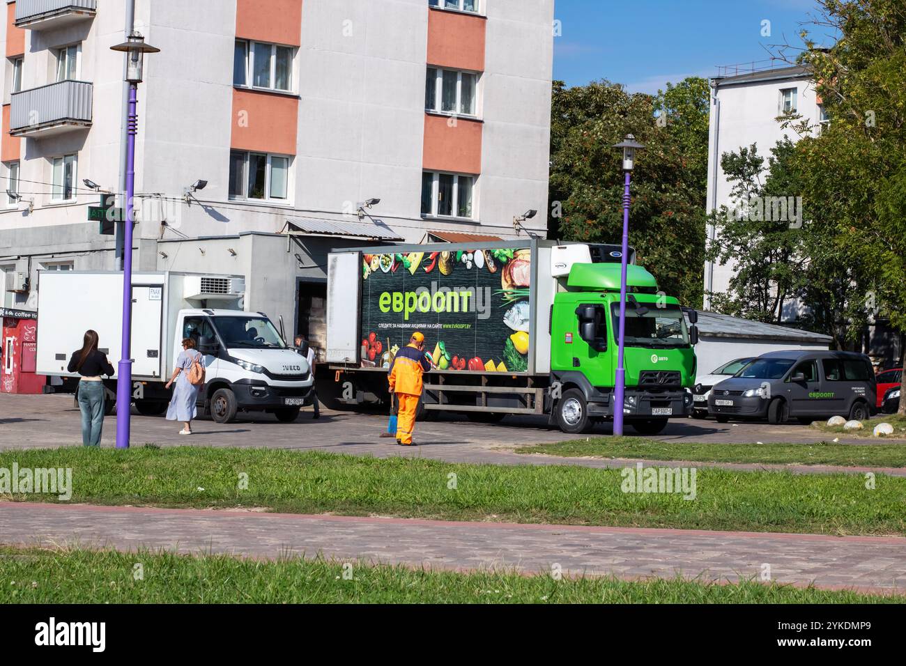 Bielorussia, Minsk - 18 luglio 2024: Un camion verde che mostra in modo preminente la parola depoint sul suo lato, rendendola abbastanza evidente sulla strada Foto Stock