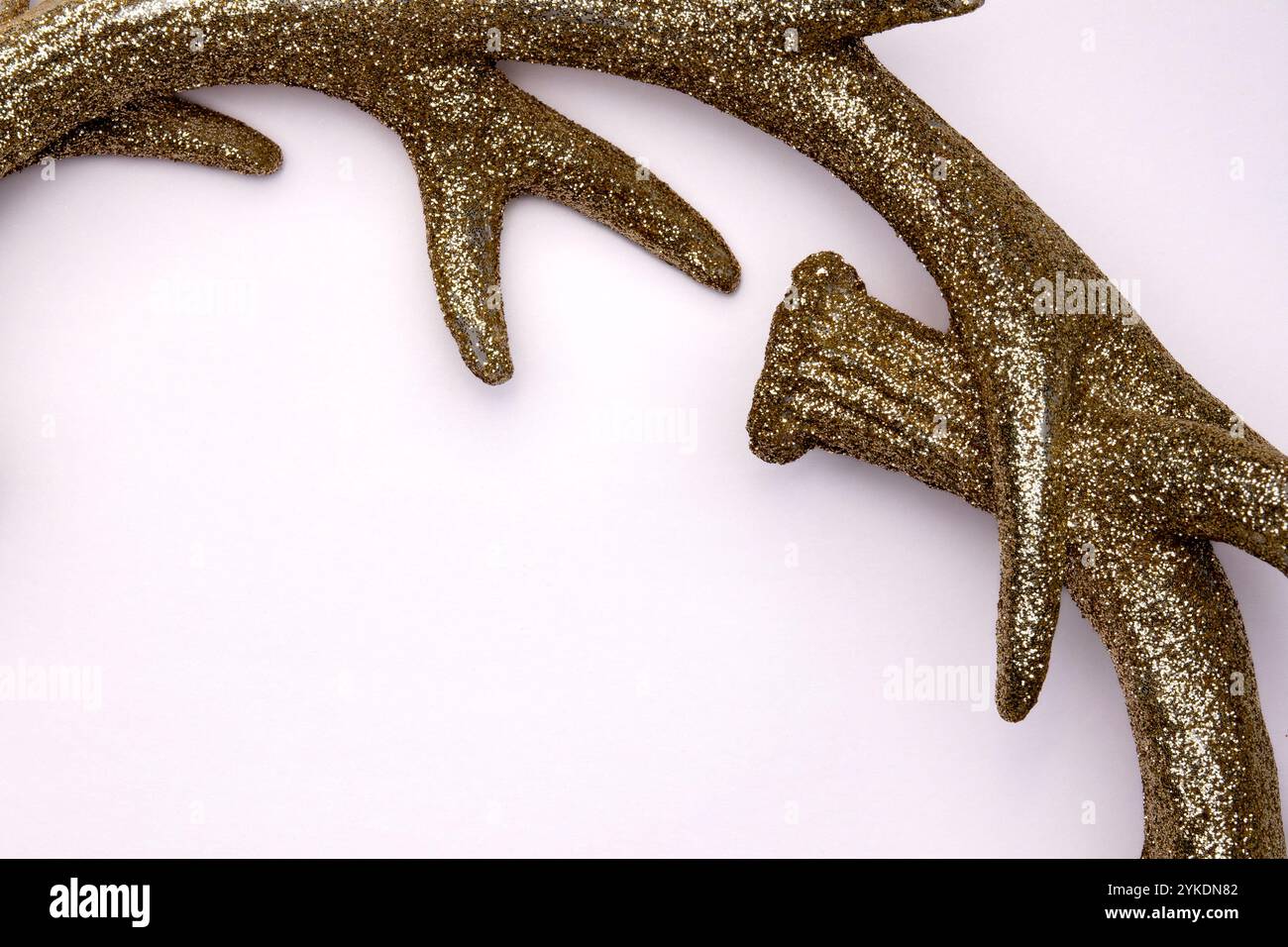 Le corna decorative adornate con glitter creano un tocco affascinante per le decorazioni delle vacanze invernali in qualsiasi casa. Foto Stock