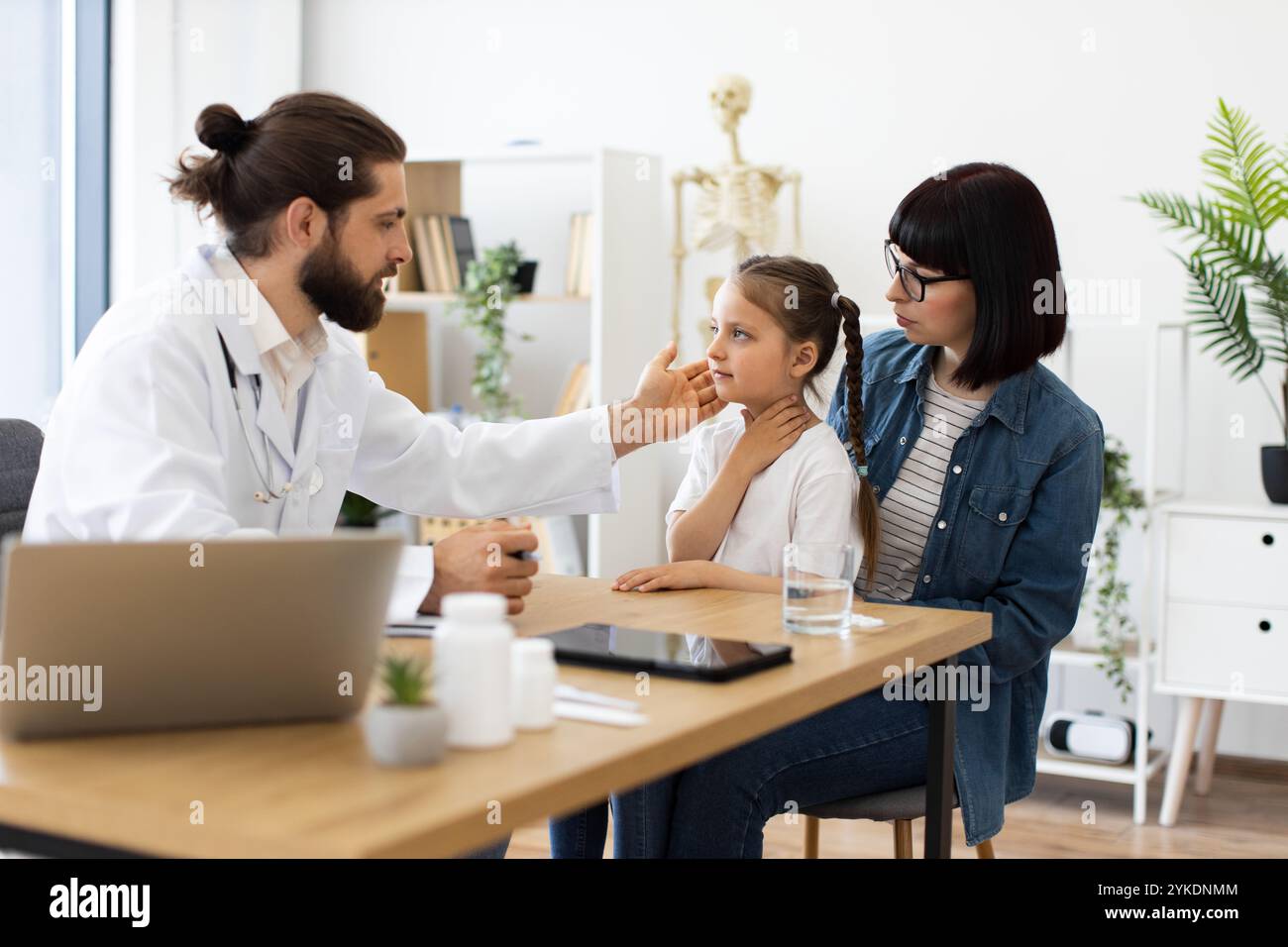 Giovane ragazza con la madre durante una visita medica Foto Stock