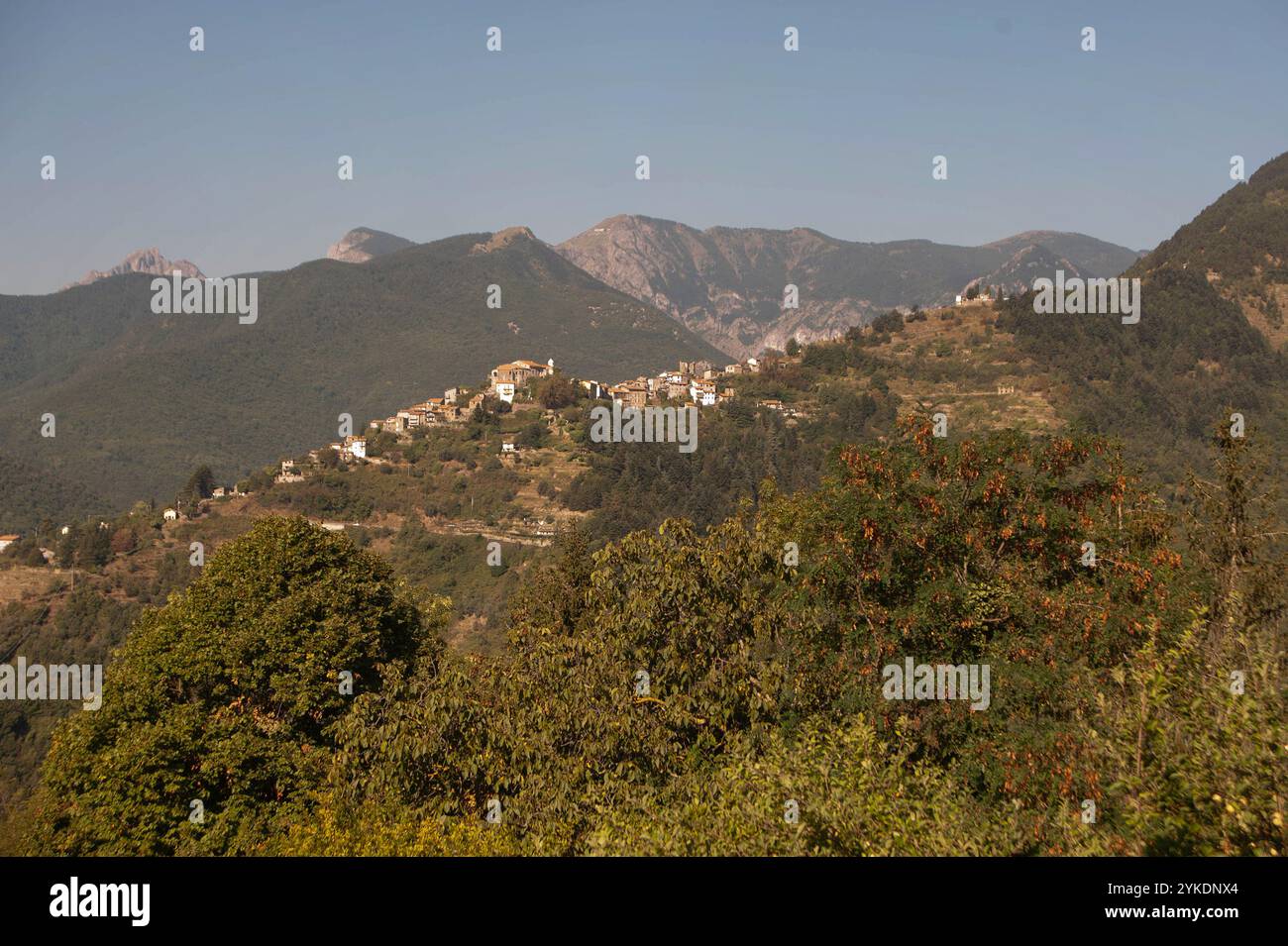 Il villaggio collinare di Triora, tratto da Andagna, Liguria, Italia Foto Stock