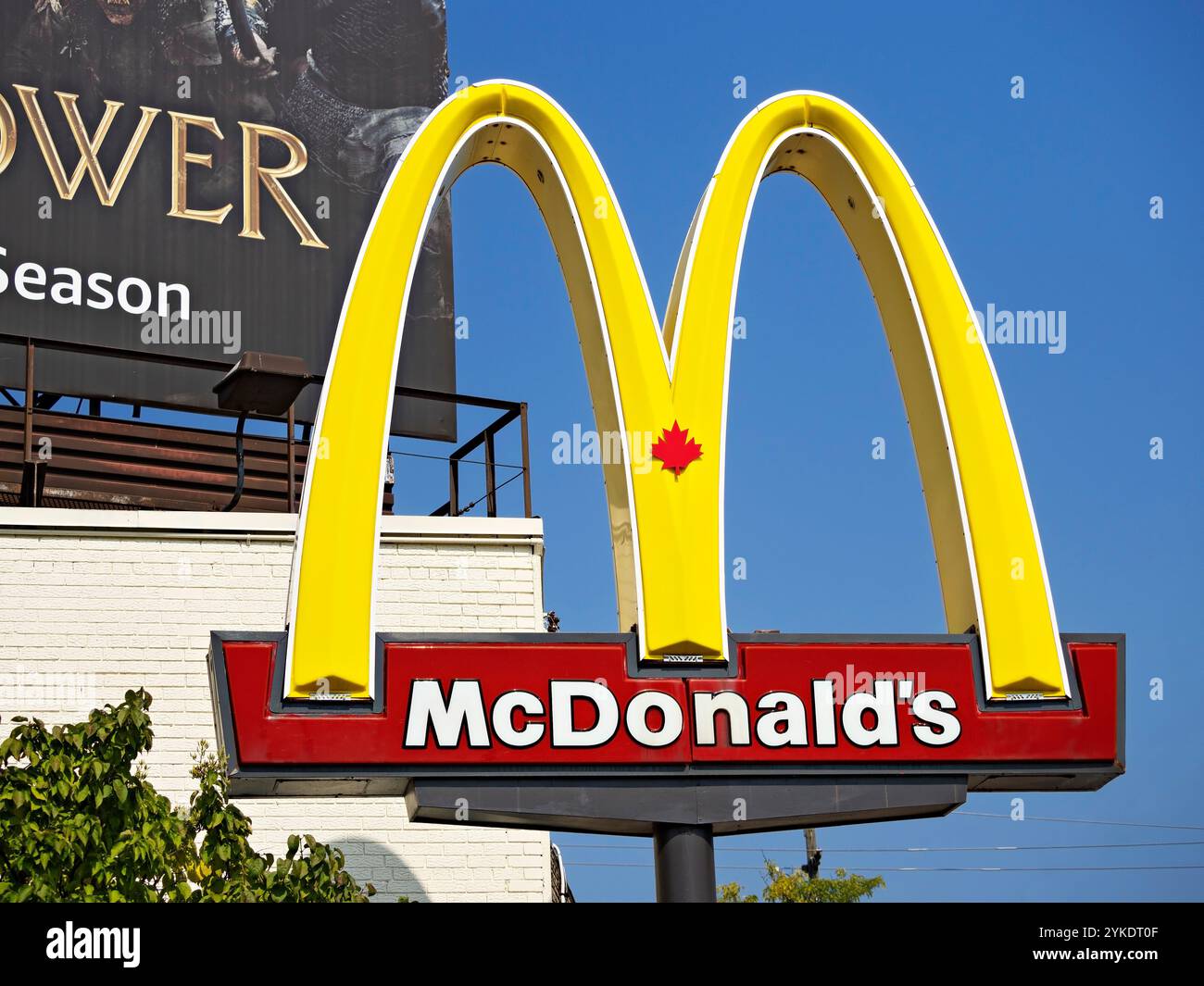 Toronto Canada / Un cartello con il McDonalds e il logo su Avenue Road, North York, Toronto. Foto Stock