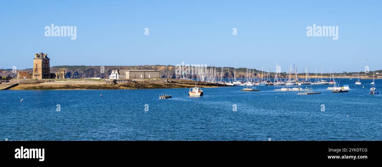 Panorama del porto panoramico di Camaret sur Mer, Bretagna, con barche a vela e la storica Torre Vauban Foto Stock