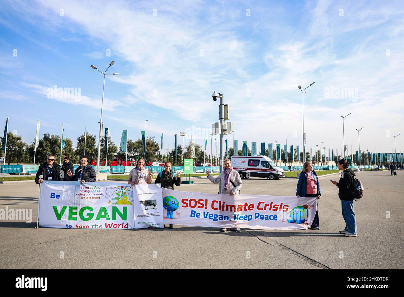 Baku, Azerbaigian, Azerbaigian. 16 novembre 2024. Un uomo ha un cartello che legge come un vegetariano/vegano potrebbe risolvere la fame al mondo all'ingresso dello Stadio Olimpico di Baku, dove si tiene il summit COP29. Come sembra che oggi riguardi la sicurezza alimentare e gli effetti del cambiamento climatico in relazione ai diritti umani, anche i giovani e le comunità indigene partecipano per dimostrare solidarietà. Quest'anno la COP29 è caratterizzata da un'enorme agitazione, forse la più grande nella storia dell'IT, per cui i sistemi sono dichiarati troppo vecchi e antiquati per il mondo in continua evoluzione di oggi (Credit Image: Foto Stock