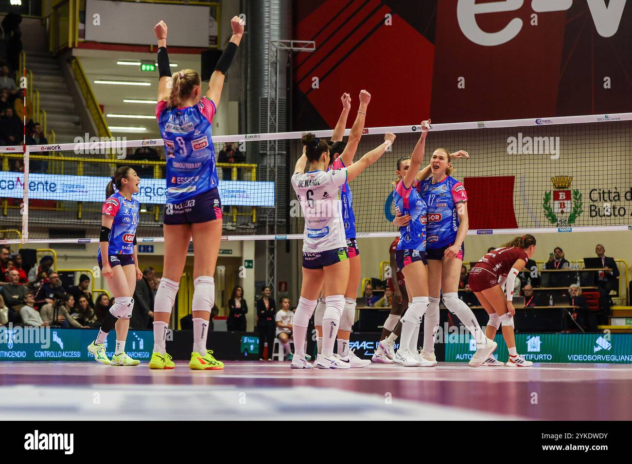 Le giocatrici di Igor Gorgonzola Novara festeggiano durante la partita femminile di Volley serie A 2024/25 tra UYBA Eurotek Volley Busto Arsizio e Igor Gorgonzola Novara all'e-Work Arena. Punteggio finale UYBA Eurotek Volley Busto Arsizio 3 | 0 Igor Gorgonzola Novara Foto Stock