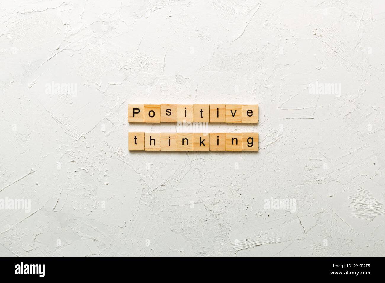 Pensare positivo parola scritta sul blocco di legno. Pensare positivo del testo in tabella, concetto. Foto Stock