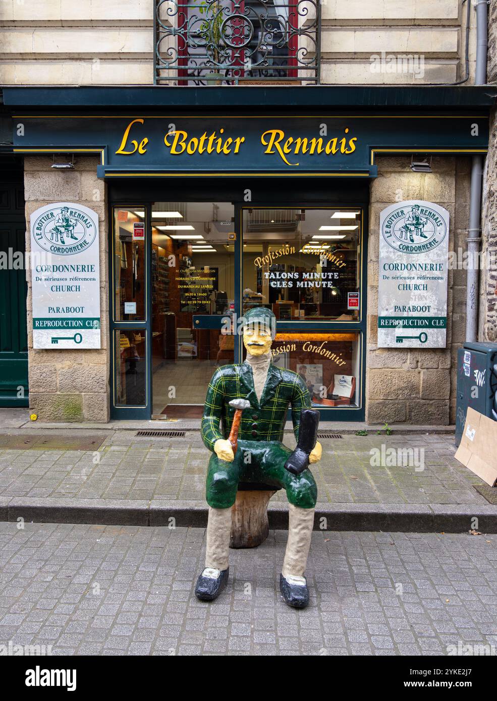 Rennes, Francia - 26 luglio 2024: Le Bottier Rennais a Rennes è un'azienda calzaturiera e calzolaio su misura rinomata per la sua maestria artigianale e l'alta qualità Foto Stock