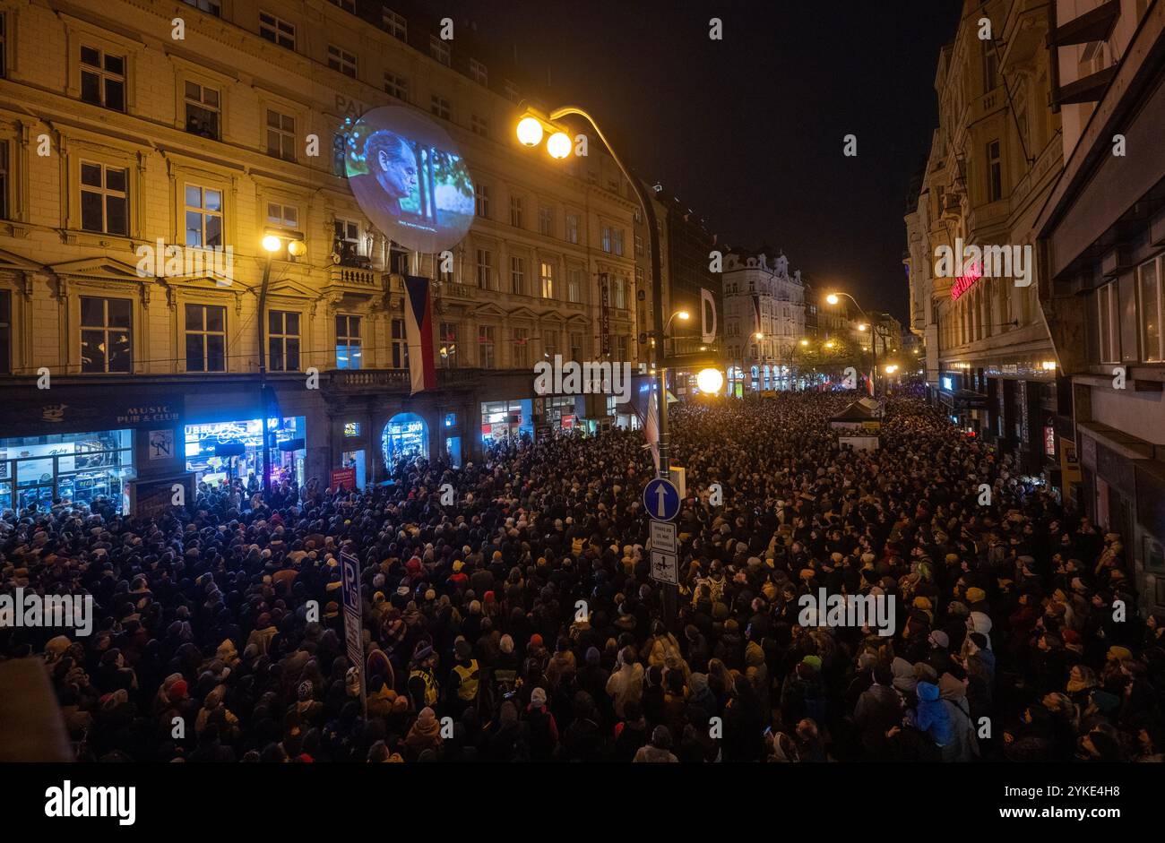 Praga, Repubblica Ceca. 17 novembre 2024. Korzo Narodni Street festival per commemorare gli eventi del 17 novembre 1989 si svolge a Praga, Repubblica Ceca, il 17 novembre 2024. Crediti: Michaela Rihova/CTK Photo/Alamy Live News Foto Stock