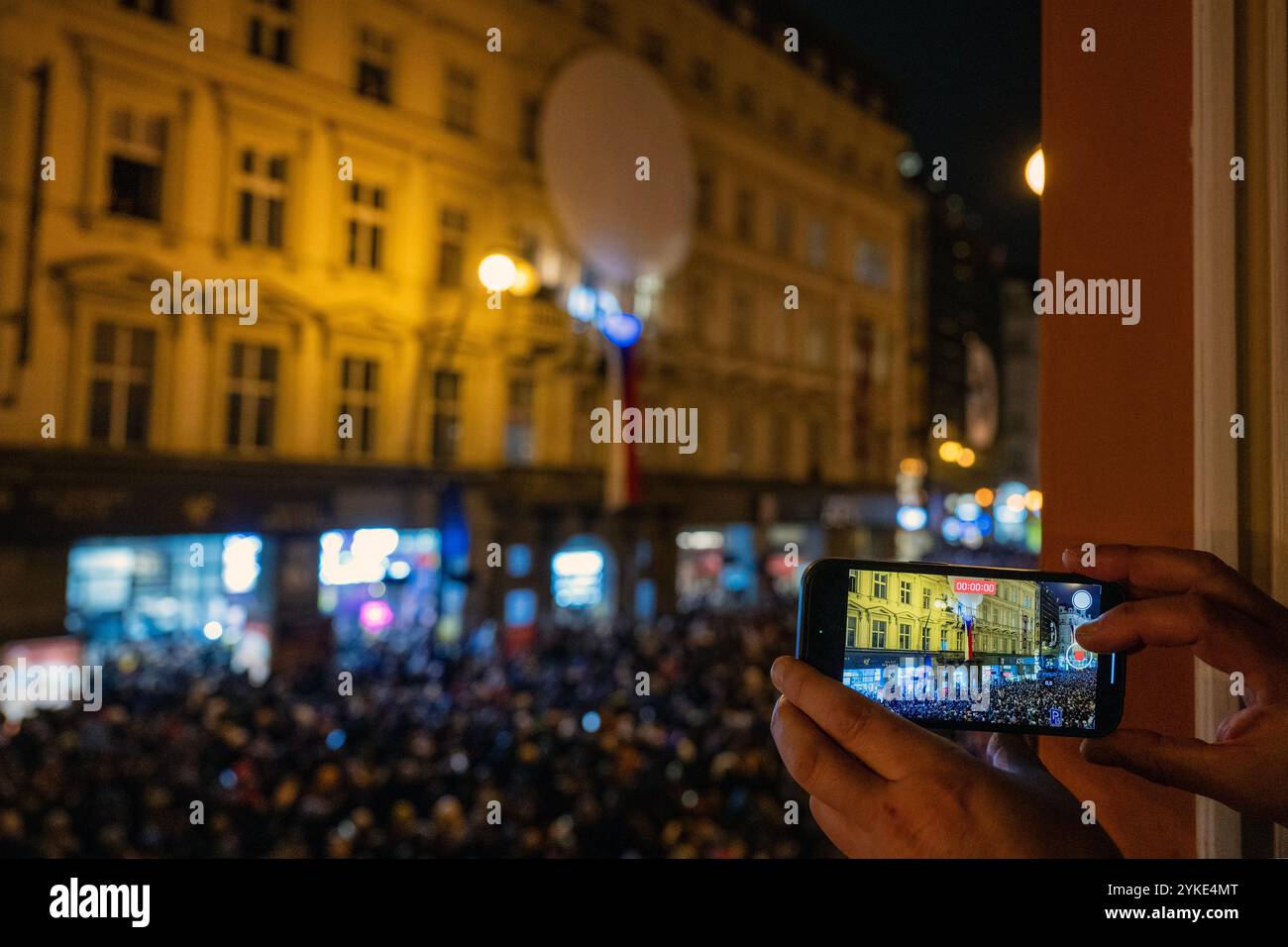 Praga, Repubblica Ceca. 17 novembre 2024. Korzo Narodni Street festival per commemorare gli eventi del 17 novembre 1989 si svolge a Praga, Repubblica Ceca, il 17 novembre 2024. Crediti: Michaela Rihova/CTK Photo/Alamy Live News Foto Stock