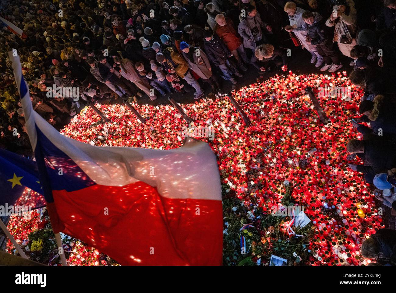 Praga, Repubblica Ceca. 17 novembre 2024. Korzo Narodni Street festival per commemorare gli eventi del 17 novembre 1989 si svolge a Praga, Repubblica Ceca, il 17 novembre 2024. La gente accende le candele di fronte al memoriale del 17 novembre 1989 in Narodni Street. Crediti: Michaela Rihova/CTK Photo/Alamy Live News Foto Stock