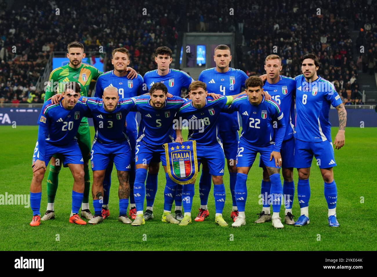 Formazione italiana durante la partita di calcio del gruppo A2 di UEFA Nations League, League A, tra Italia e Francia il 17 novembre 2024 allo Stadio San Siro di Milano. Crediti: Luca Rossini/e-Mage/Alamy Live News Foto Stock