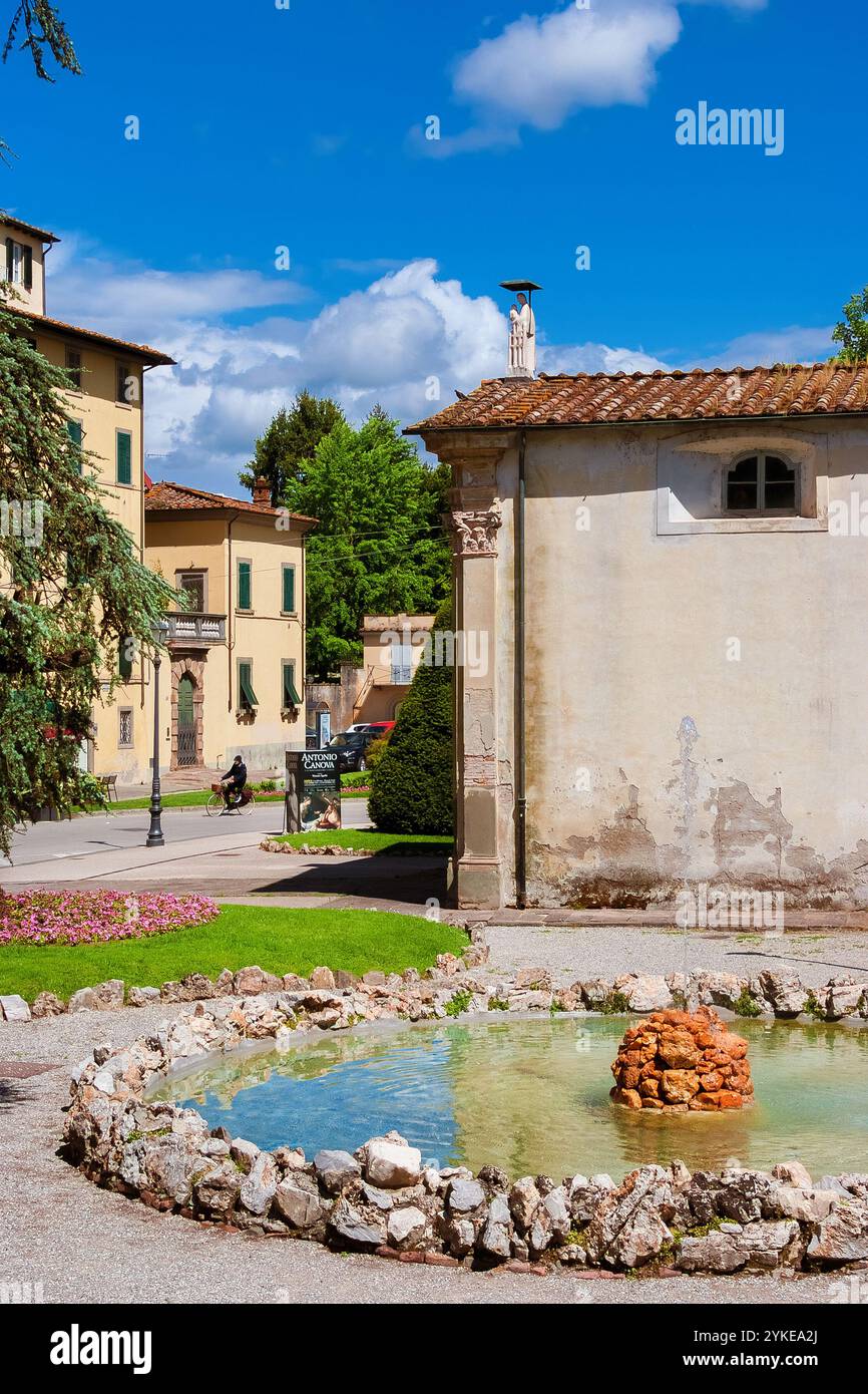 Via Francesco Carrara con l'antica Cappella di Santa Cecilia nel centro storico di Lucca Foto Stock