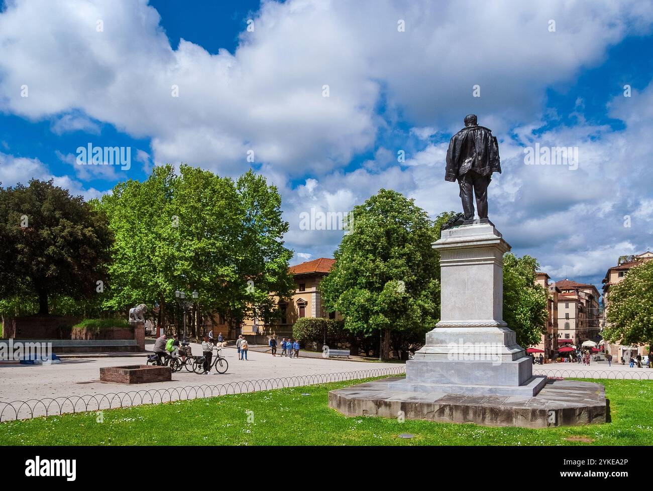 Piazza Vittorio Emanuele sul bastione delle mura della città vecchia di Lucca Foto Stock