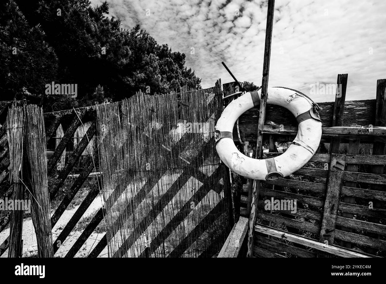 Salvagente rotondo d'epoca abbandonato sul cancello di una casa della Laguna dello Stagnone Marsala Trapani Sicilia Italia Foto Stock