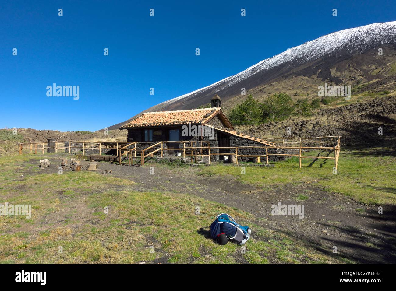 Rifugio del 'Monte Poggio la caccia' con recinzione in legno lungo il sentiero 'pista Altomontana' nel Parco dell'Etna, Sicilia, Italia Foto Stock