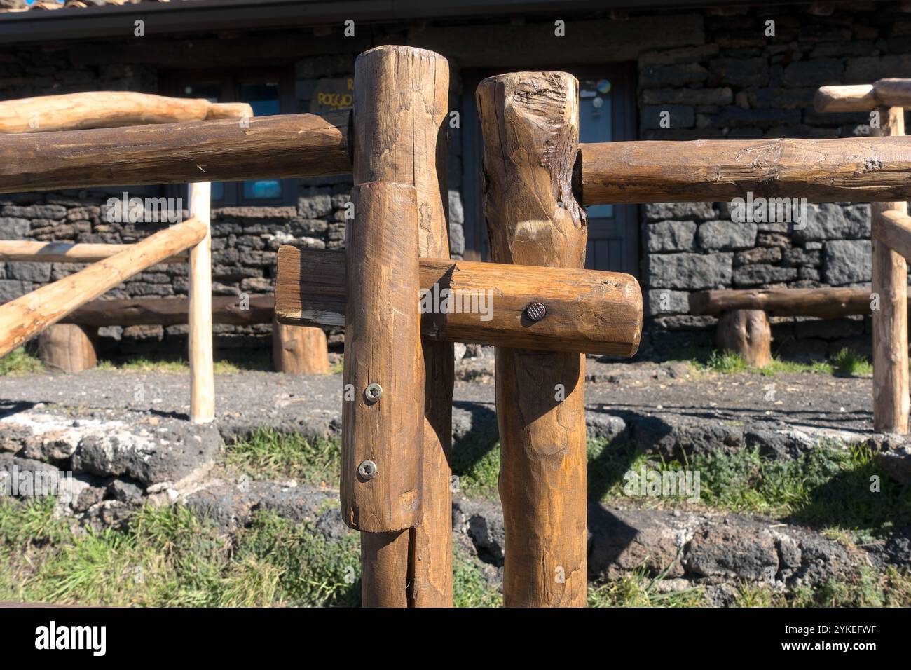Lucchetto in legno del cancello rustico del rifugio "Monte Poggio la caccia" lungo il sentiero "pista Altomontana" nel Parco dell'Etna, Sicilia, Italia Foto Stock