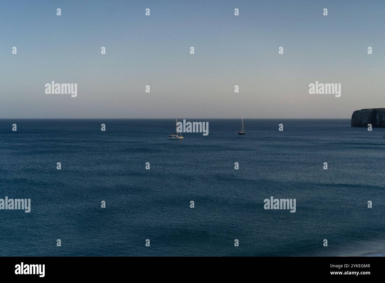 Angolo di alta vista delle barche a vela in mare Foto Stock