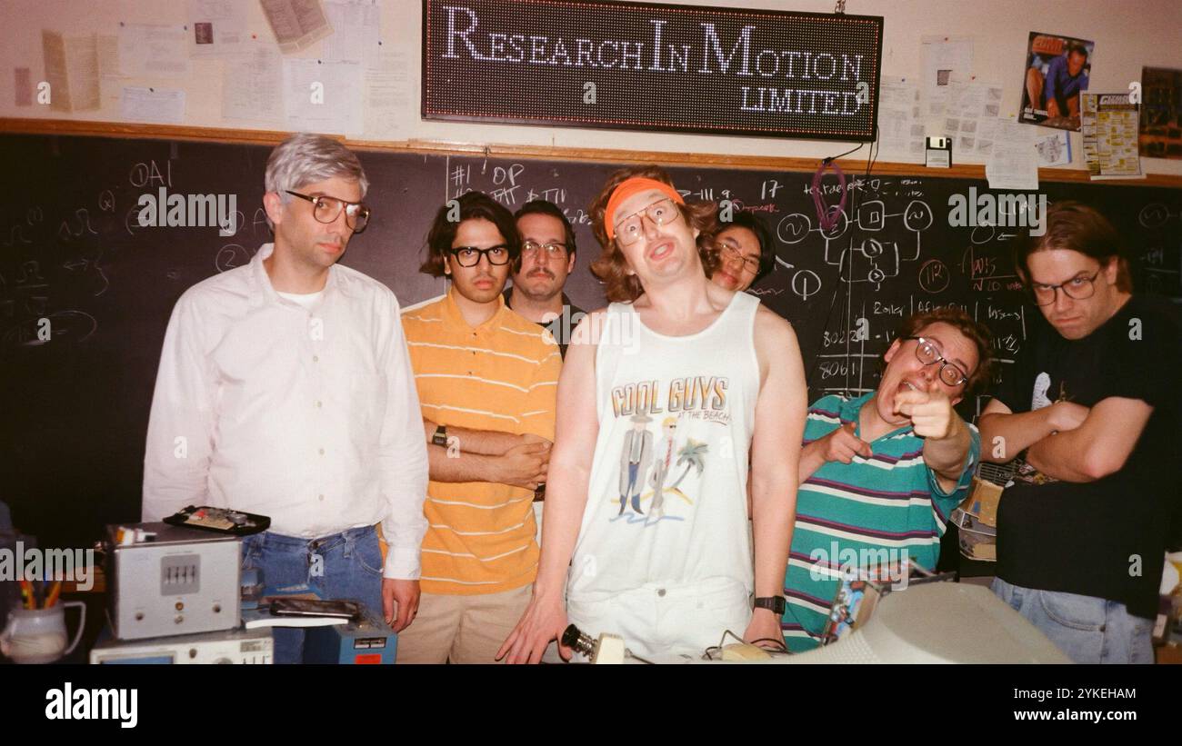 JAY BARUCHEL, MATT JOHNSON, MICHAEL SCOTT, JAMES TISKIN, BEN PETRIE E ETHAN ENG IN BLACKBERRY (2023), DIRETTO DA MATT JOHNSON. Crediti: RHOMBUS MEDIA / album Foto Stock