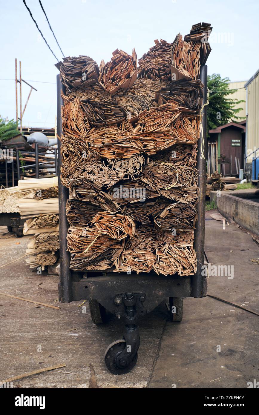 Carrello che regge strisce di legno alla fabbrica di cesti Foto Stock