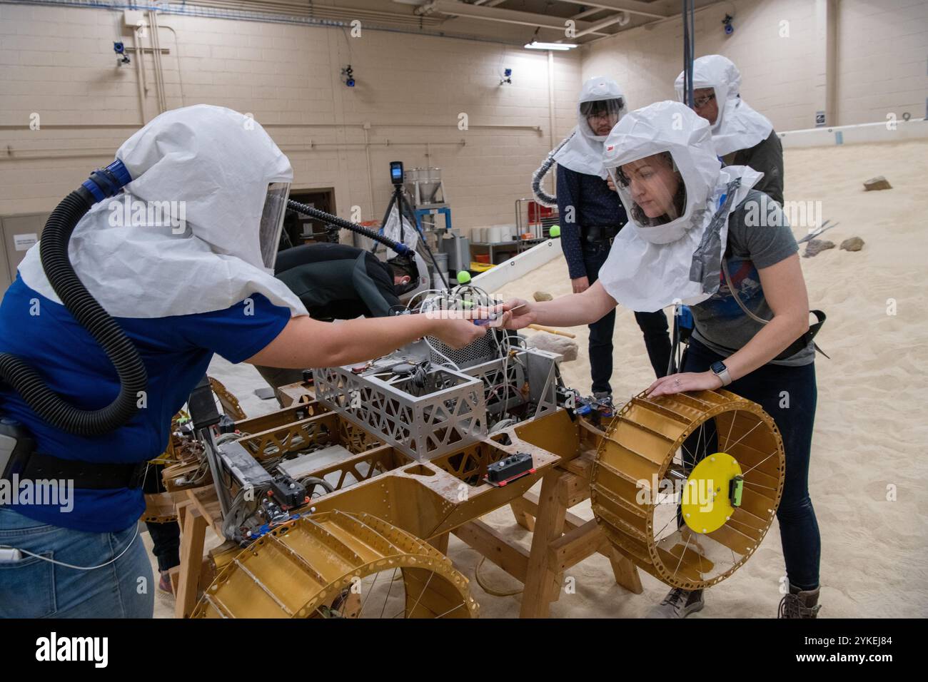 I tecnici lavorano sul Volatiles Investigating Polar Exploration Rover (Viper) l'11 marzo 2021. VIPER (Volatiles Investigating Polar Exploration Rover) è stato un rover lunare sviluppato presso il NASA Ames Research Center. Prima che il progetto fosse annullato nel 2024, il rover avrebbe avuto il compito di cercare risorse lunari in aree permanentemente ombreggiate della regione del polo sud lunare, in particolare mappando la distribuzione e la concentrazione del ghiaccio d'acqua. La missione si basava su un precedente concetto NASA rover, il Resource Prospector, che era stato cancellato nel 2018. (wikipedia) Foto Stock