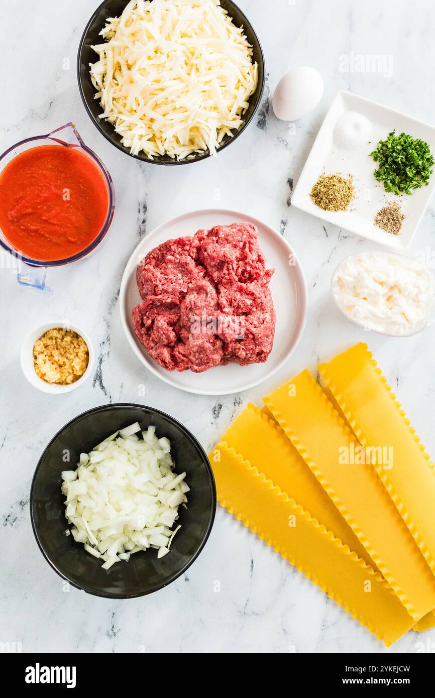 Ingredienti disposti per arrotolare lasagne su fondo di marmo Foto Stock