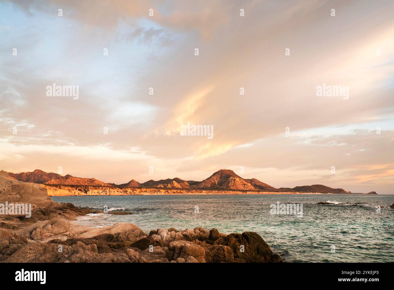 Costa desertica remota al tramonto Foto Stock