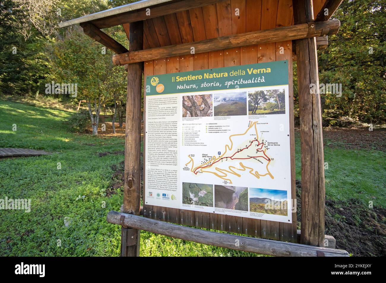 Cartello segnaletico su sentiero natura a chiusi della Verna, Parco Nazionale foreste Casentinesi Monte Falterona e Campigna, Toscana, Italia Foto Stock
