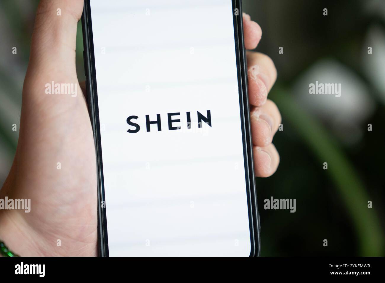 Una persona che utilizza l'app Shein su un telefono cellulare. Shein sta prendendo di mira un fluttuante del mercato azionario londinese all'inizio del prossimo anno, secondo i rapporti. La società di fast fashion fondata in Cina si sta preparando a lanciare un'offerta pubblica iniziale (IPO) sulla Borsa di Londra nel primo trimestre del 2025, secondo quanto riportato dal Times. Si prevede che il gigante del retail valuti circa 50 miliardi di sterline. Vedi Shein, LA CITTÀ della Pennsylvania. Data foto: Lunedì 18 novembre 2024. Foto Stock