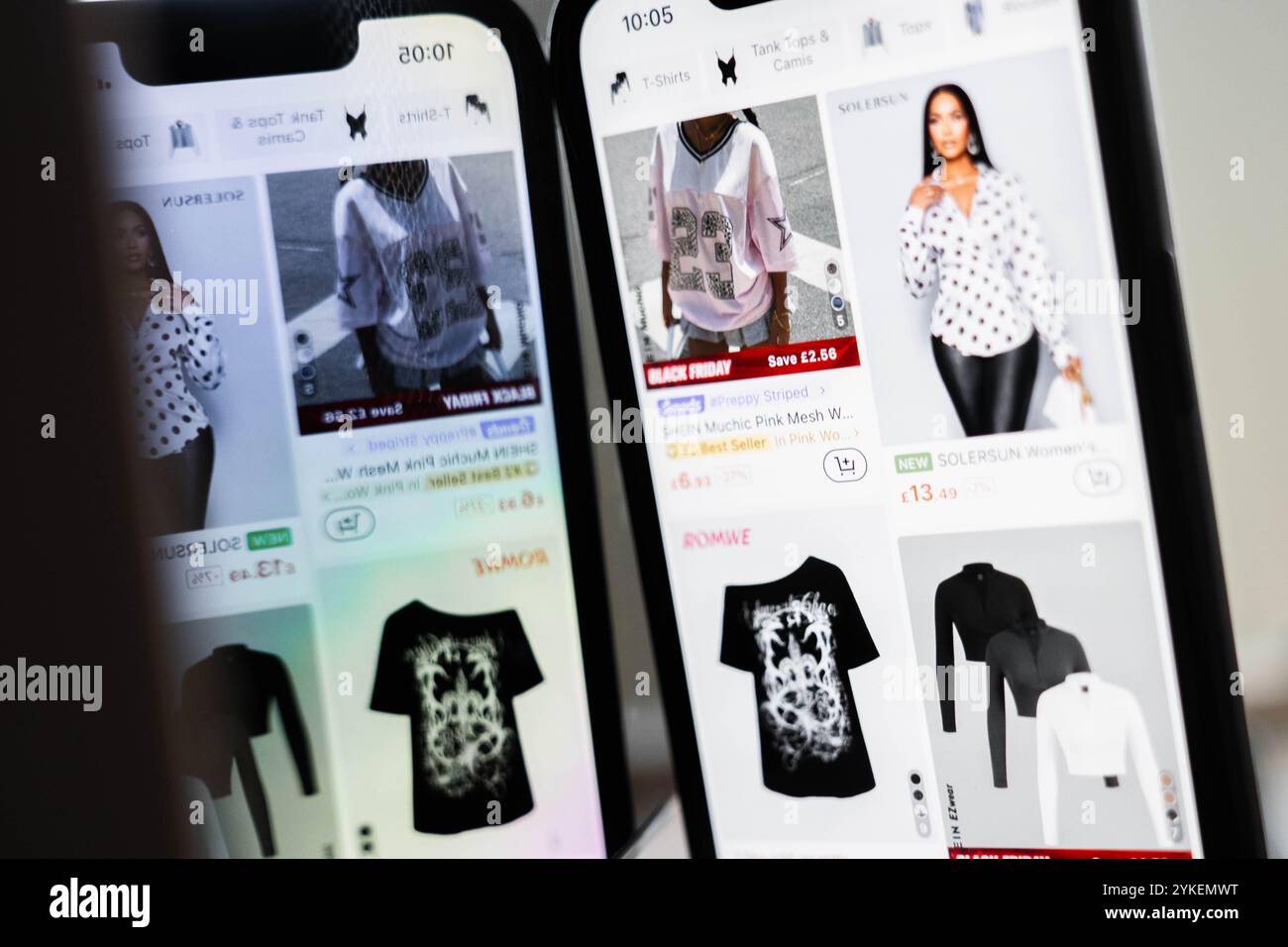 Una persona che utilizza l'app Shein su un telefono cellulare. Shein sta prendendo di mira un fluttuante del mercato azionario londinese all'inizio del prossimo anno, secondo i rapporti. La società di fast fashion fondata in Cina si sta preparando a lanciare un'offerta pubblica iniziale (IPO) sulla Borsa di Londra nel primo trimestre del 2025, secondo quanto riportato dal Times. Si prevede che il gigante del retail valuti circa 50 miliardi di sterline. Vedi Shein, LA CITTÀ della Pennsylvania. Data foto: Lunedì 18 novembre 2024. Foto Stock