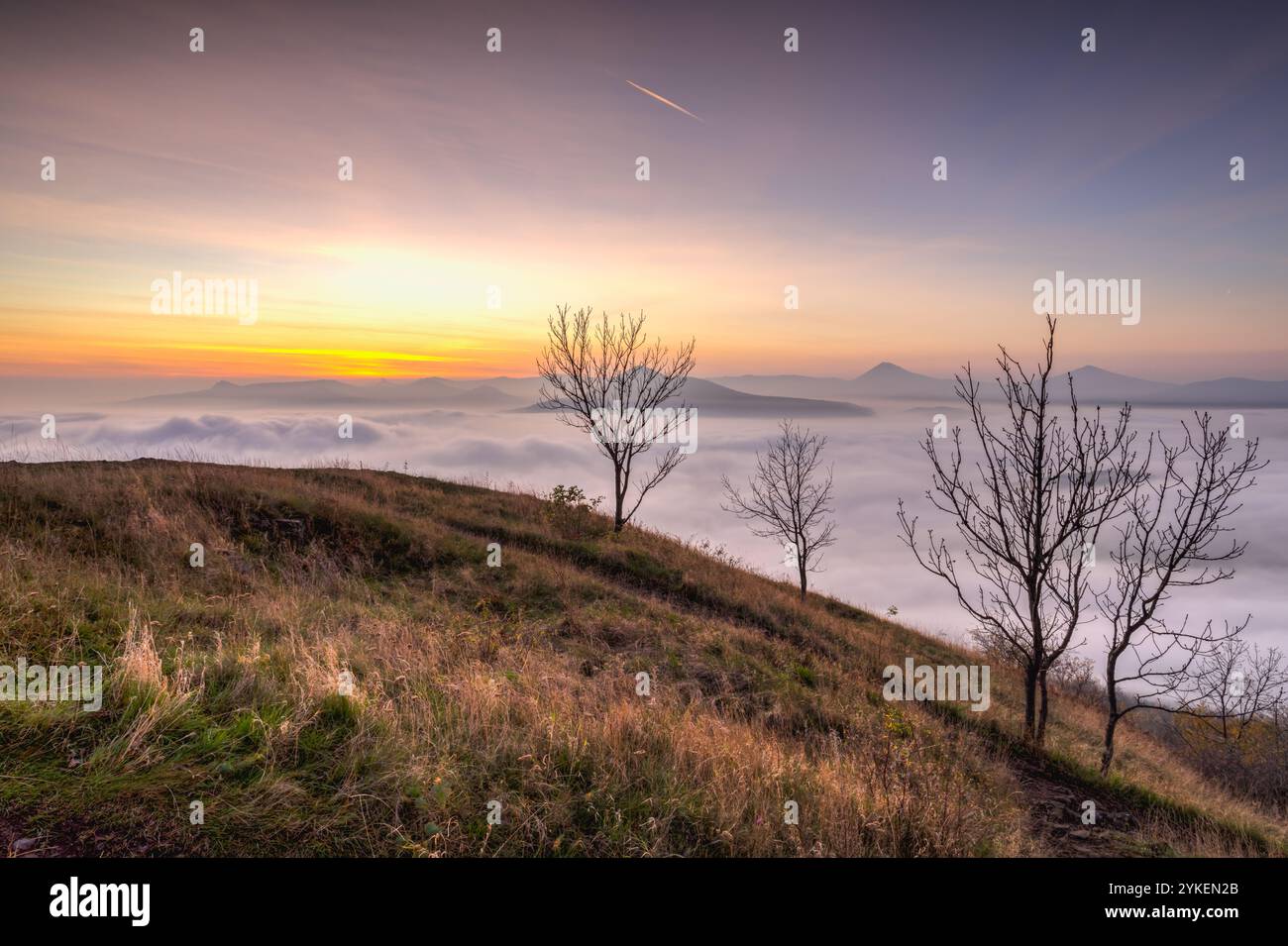 Vista panoramica dell'altopiano della Boemia centrale dalla collina di Radobyl Foto Stock