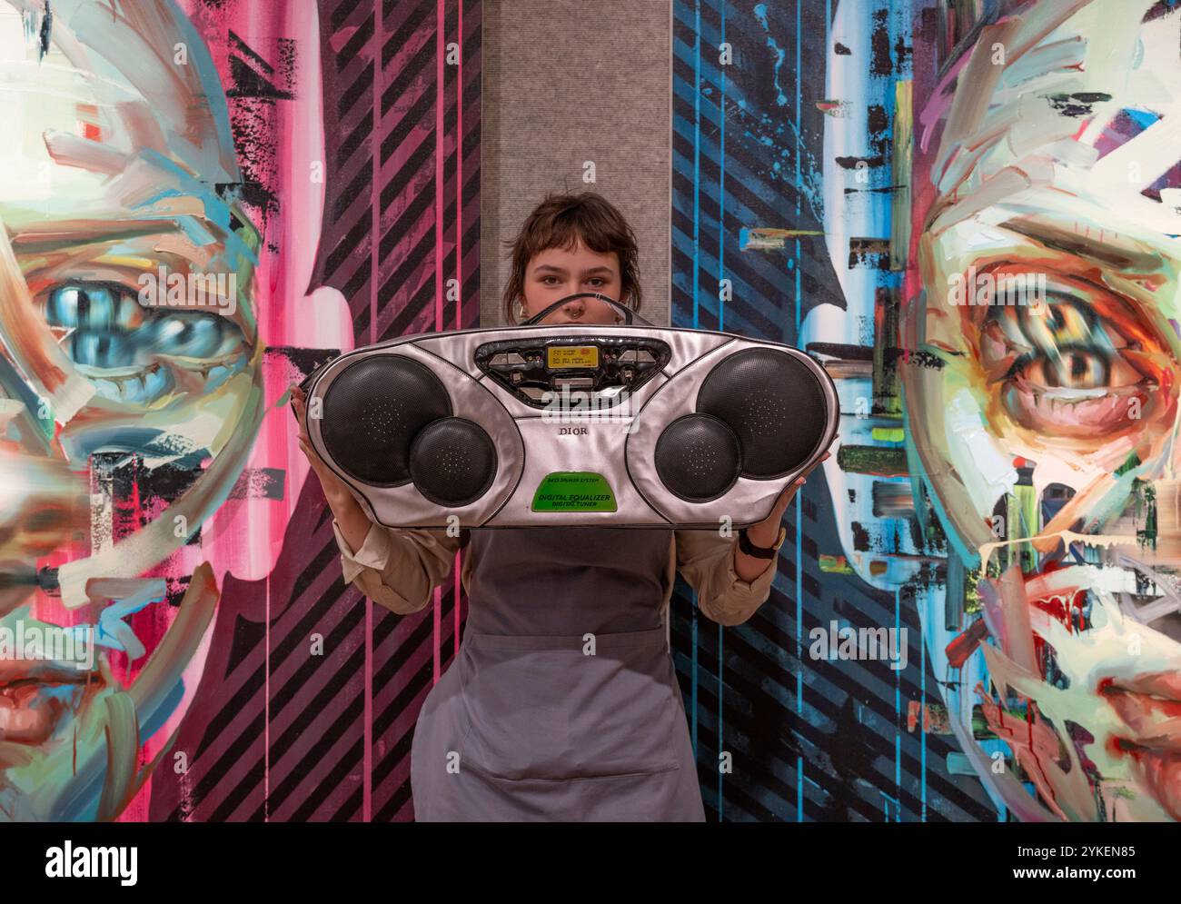 Bonhams, New Bond Street, Londra, Regno Unito. 18 novembre 2024. La vendita di Pop X Culture include oggetti d'arte, stampe, moda e cultura popolare e si svolge il 19 novembre. Le attrazioni principali includono: John Galliano (B. 1960) per Christian Dior. Borsa Runway 'Boom Box' estremamente rara, autunno 2001, stima: £10.000-15.000. Una grande borsa color argento modellata per assomigliare a un "sistema di casse per bassi" con quadranti in metallo argento, con una lettura "FM DIOR 30 AV. Crediti: Malcolm Park/Alamy Live News Foto Stock