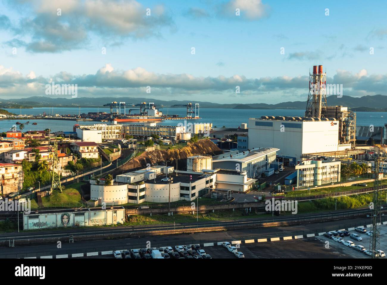 Fort-de-France, Martinica - 3 gennaio 2018: Carico di navi mercantili da carico in porto pittoresco contro il cielo del tramonto. Foto Stock
