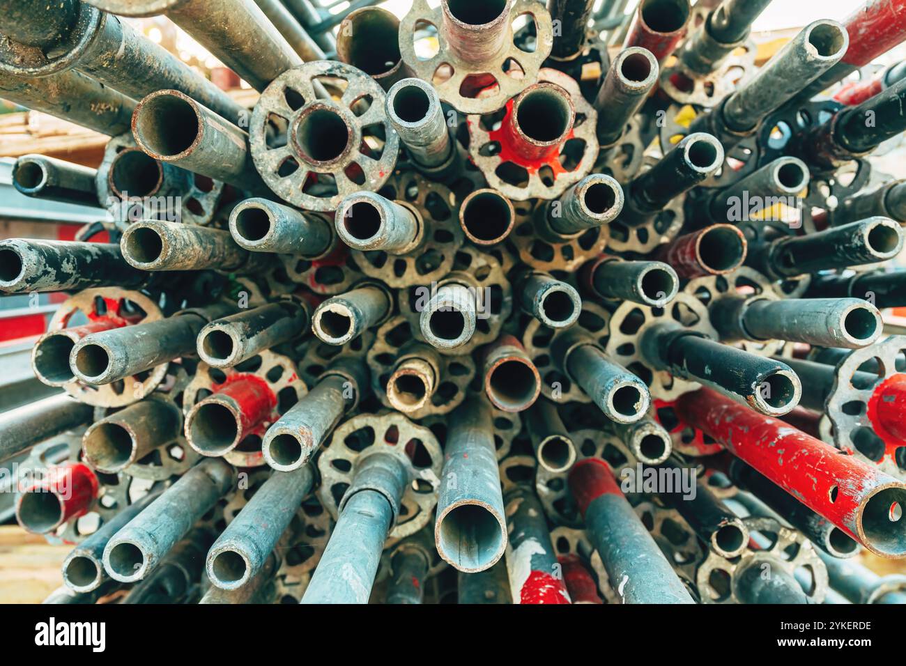 Pila di tubi e tubi per ponteggi in acciaio galvanizzato usati in cantiere, messa a fuoco selettiva Foto Stock