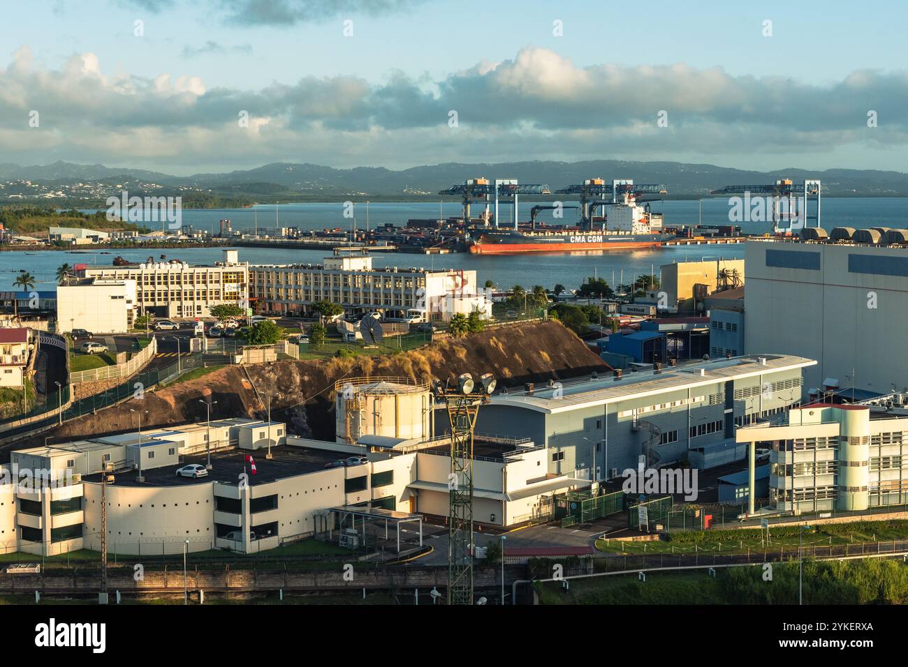 Fort-de-France, Martinica - 3 gennaio 2018: Carico di navi mercantili da carico in porto pittoresco contro il cielo del tramonto. Foto Stock